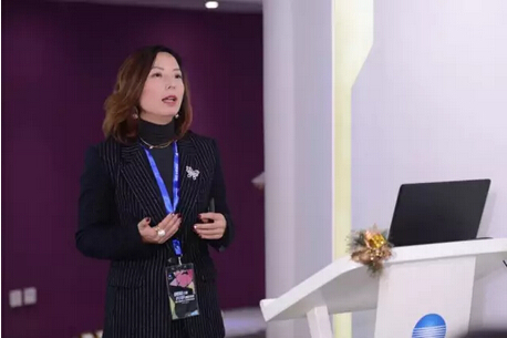 柯尼卡美能達市場部部長凌蕓女士向媒體嘉賓介紹品牌策略-科頤辦公