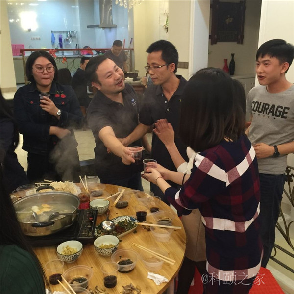 科頤兩位老板過來敬酒，大家苦樂融融-科頤辦公