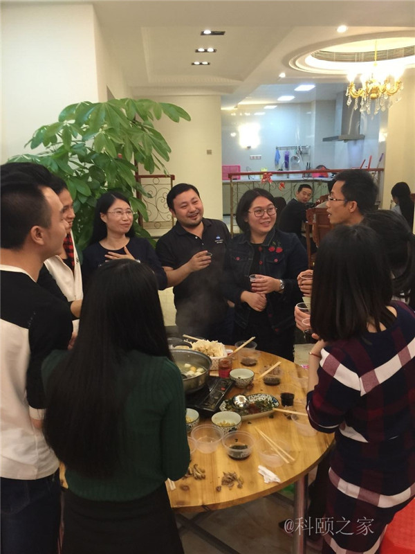 科頤兩位老板過來敬酒，大家苦樂融融-科頤辦公