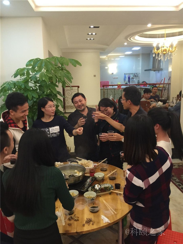 科頤兩位老板過來敬酒，大家苦樂融融-科頤辦公