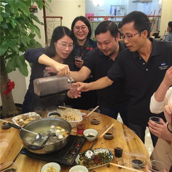 科頤兩位老板過來敬酒，大家苦樂融融-科頤辦公