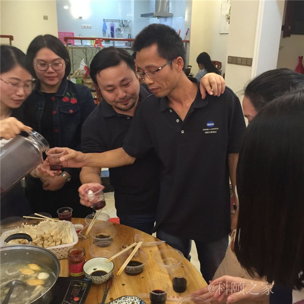 科頤兩位老板過來敬酒，大家苦樂融融-科頤辦公