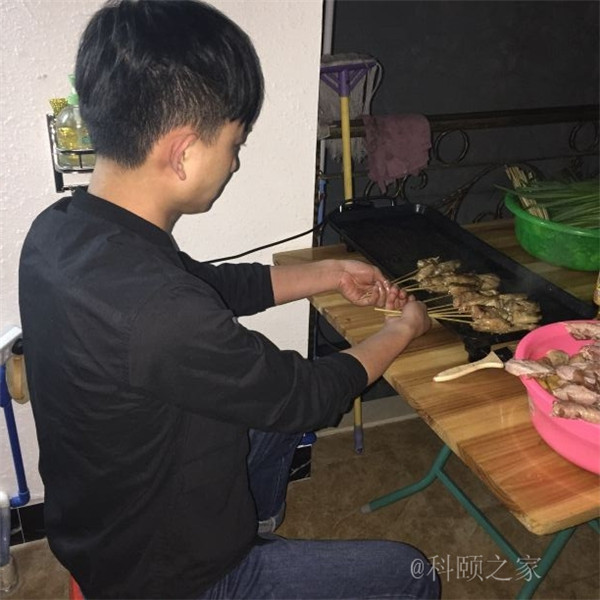 科頤辦公專業修機器的蔡師傅，搖身變專業燒烤師傅了-科頤辦公